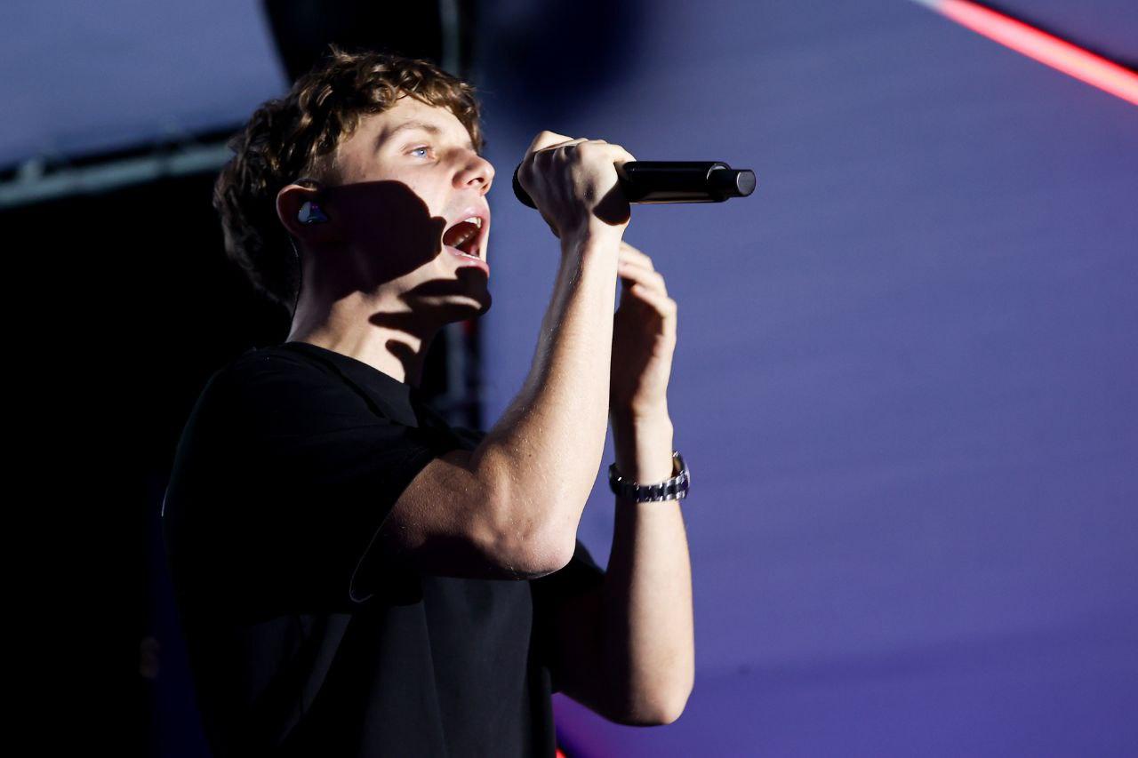 Фото Крики фанатов, тысячи зрителей и Ваня Дмитриенко. День Болельщика в Новосибирске – яркие кадры 36